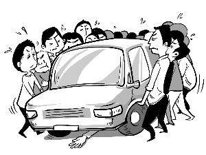 老太太遭遇车祸被卷车底 一声“救人！” 十多人飞奔过来抬车