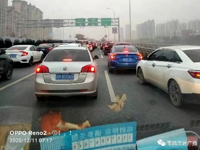 今早南昌枫生快速路两车追尾1人死亡 堵了一个早高峰