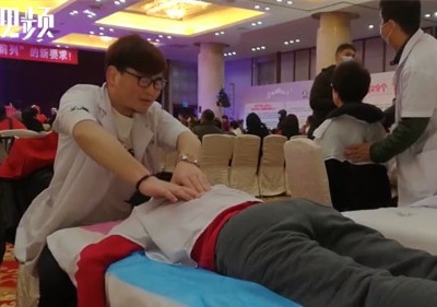 身残志坚！盲人按摩师当起了志愿者