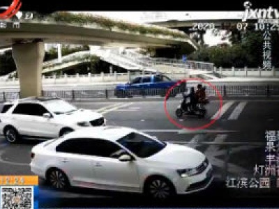 福建泉州：骑电动车逆行 祖孙三人当场被撞飞
