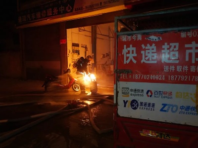 瑞昌一快递店深夜失火 消防员抢出“喷火”煤气罐  