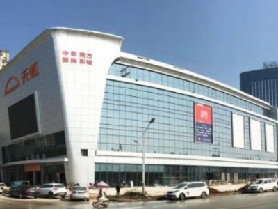 九江天虹购物广场起火 消防员逐间敲门疏散群众  