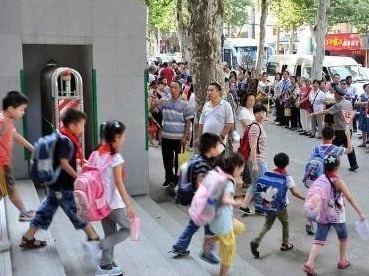 追问女婴坠楼：对不配做父母的人，真没办法了吗？