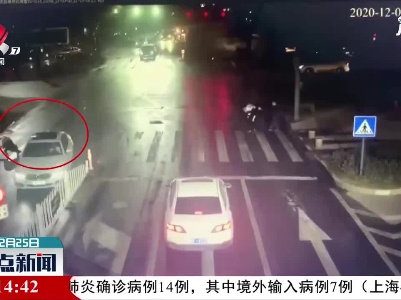 上饶：遇交警设卡检查 男子连做疯狂举动