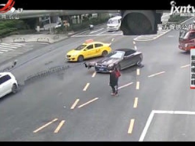 重庆：手插衣兜横穿马路被撞 民警告诫市民莫以身涉险