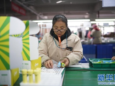 江西高安：年底灯具生产忙
