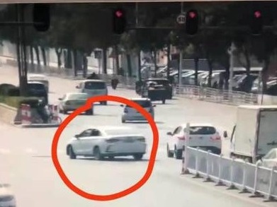 司机为救患病婴儿连闯红灯 警方：已为其撤销交通违法记录