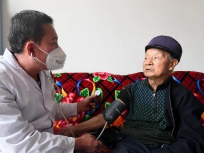 稳中求进　奋力前行——从中央经济工作会议看以习近平同志为核心的党中央引领“十三五”经济社会发展