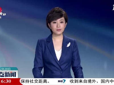 上饶：女司机忘关车窗 收费员撑伞守护
