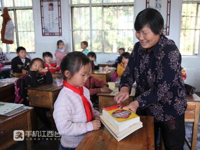 九江市关工委：“双帮十结对”助力贫困生上学