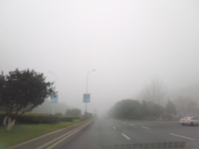 受大雾天气影响 江西数十条高速路段封闭 