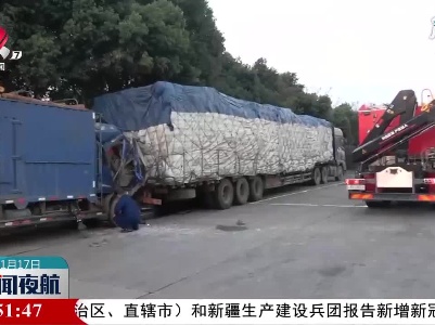赣州：货车追尾两人被困 消防紧急救援