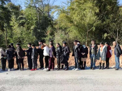 赣州警方突袭深山打掉一流窜赌博窝点 一伙男女满山逃窜  