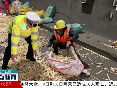 吉安：小货车爆胎侧翻 几十万双筷子撒落