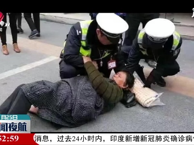 萍乡：老人车祸受伤 交警托扶半小时