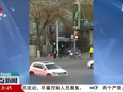 河北保定：暖心！“暖宝宝”上留字条 送给交警暖暖手