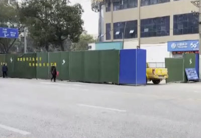 【聚焦“放管服”改革 曝光“怕慢假庸散”】抚州东乡区：围挡阻路“逾期” 商户心里很着急