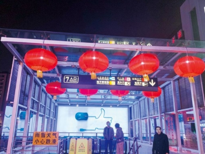 南昌火车站换上新春装扮 近千个红灯笼映出“城市窗口”浓浓年味  