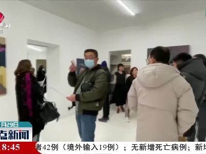 上海：编织艺术品让废弃绒线“重获新生”