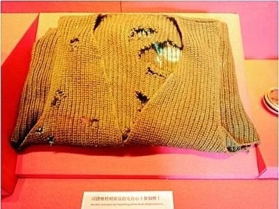 一件布满弹孔的毛背心