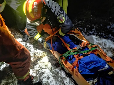 -8℃！男子跌落庐山悬崖 救援人员17小时彻夜营救