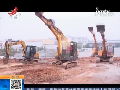 湖南长沙：师生编排挖掘机舞蹈“魔性”表演节奏感十足