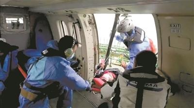 空中垂下救命绳 公海遇险终得救
