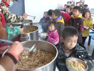 浮梁县在我省首个实现农村学校“免费午餐”全覆盖