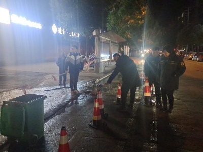进贤：路面结冰行人骑车频摔倒 社区人员冒寒风守护行人安全