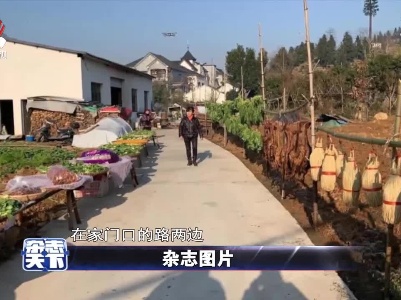 杭州的张阿姨 家门口的路两边摆满了食物