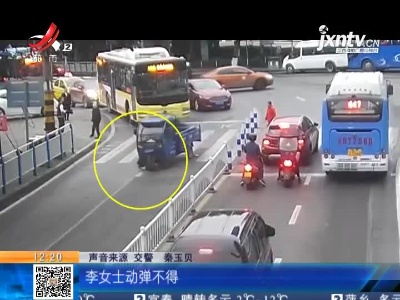 重庆：互不礼让女子被压车底 警民携手抬车救人