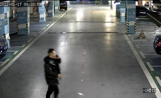 江西上饶：地下停车场忽闻哭声 路过市民果断砸窗救人