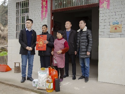 鹰潭媒企携手开展寒冬送温暖活动