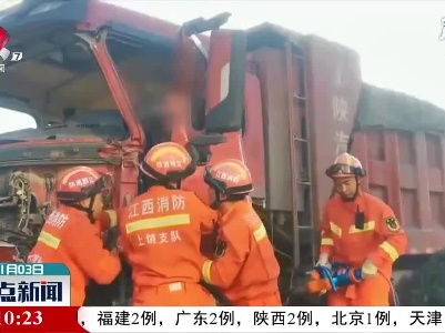 上饶：路面结冰车辆打滑出事故 司机被困