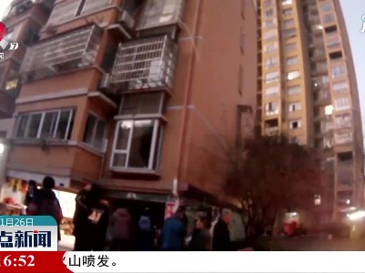 九江：火场内 特巡警救出老奶奶