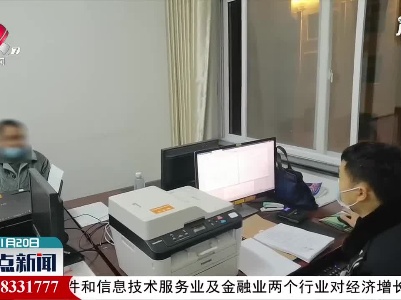 小车穿插变道 三车碰撞受损