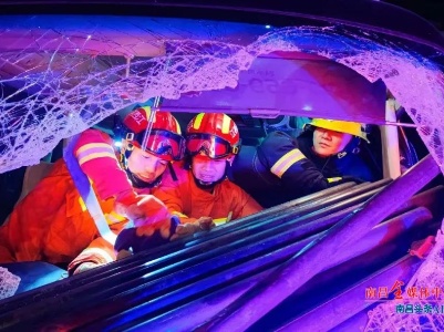凌晨突发！南昌一高速发生车祸，这一幕令人泪目……
