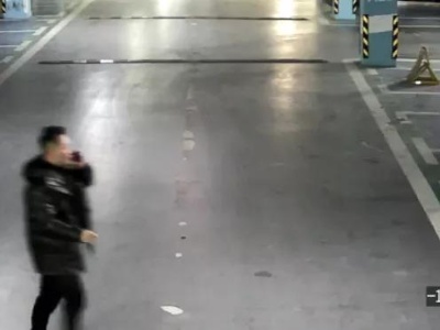 幼童被锁车内拍窗求救，江西男子砸天窗救人 