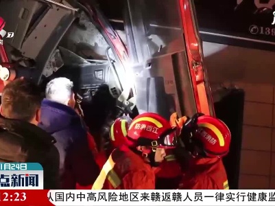 九江：货车撞上电线杆司机被困 众人齐力救援