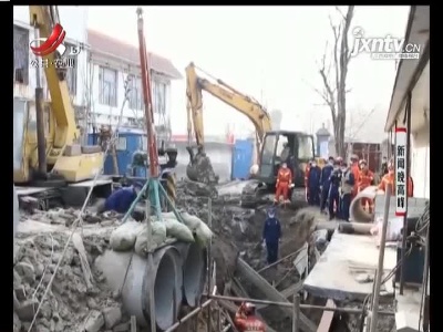河南：消防员从土堆里扒出父亲 现场一幕让人泪奔