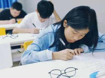 南昌一些中小学禁手机有妙招：班级配备共用手机