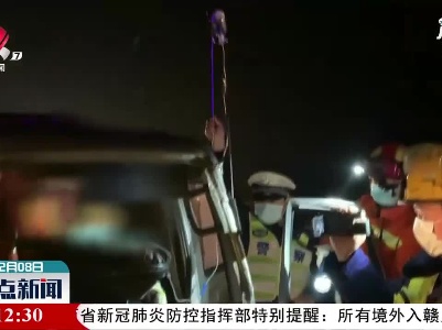 追尾司机被困 高速交警变身“输液杆”