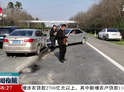 九江：惊险！ 司机酒驾犯困 车辆连撞两车