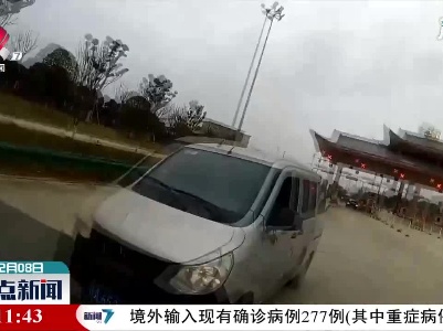 非法改装上高速 绳索固定座位违规载人载货