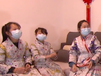 独家视频丨习近平同苗族村民包黄粑迎新春：祝你们日子过得更加甜美