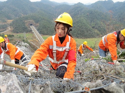 【新春走基层】“00后”萌妹子穿行百米峭壁 守护平安回家路