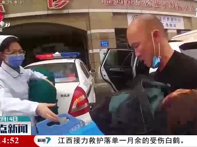 男孩摔伤 交警开道紧急送医