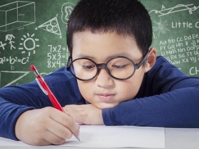 调查指中小学生近视患病率近六成 这四点是主要诱因