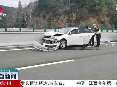 【假期接近尾声 迎来返程高峰】婺源：疲劳驾驶酿事故 高速交警忙救助