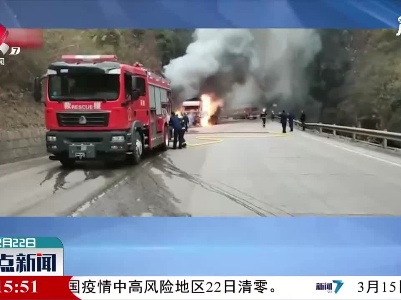 云南玉溪：3车连撞致5死1伤